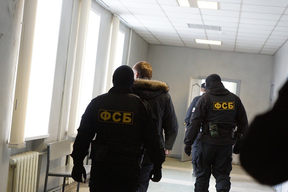 Суд на месяц арестовал пятерых сотрудников ФСБ, еще двоих отправил под домашний арест
