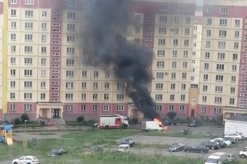 «Что-то взорвалось»: во дворе новокузнецкой многоэтажки сгорела «ГАЗель». ФОТО: vk.com, "Подслушано Новоильинский район"