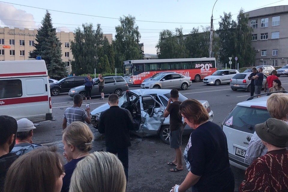 Пьяного водителя зажало в машине. Фото: Артем Иванов