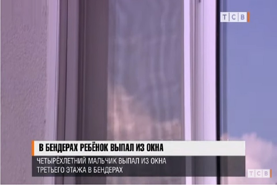 Малыш выпал из этого окна (Фото: скрин с видео).