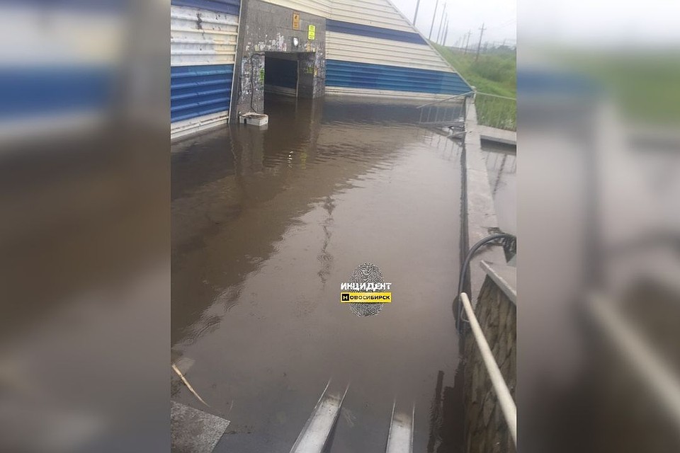 Теперь переход можно преодолеть только вплавь. Фото: "Инцидент.Новосибирск".