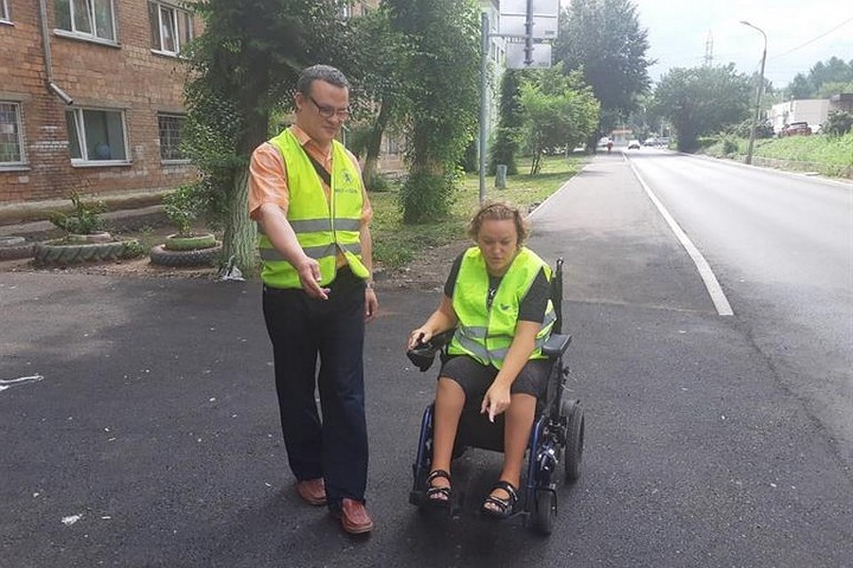 В Красноярске проверить качество ремонта дорог выехали маломобильные горожане. Фото: пресс-служба департамента городского хозяйства