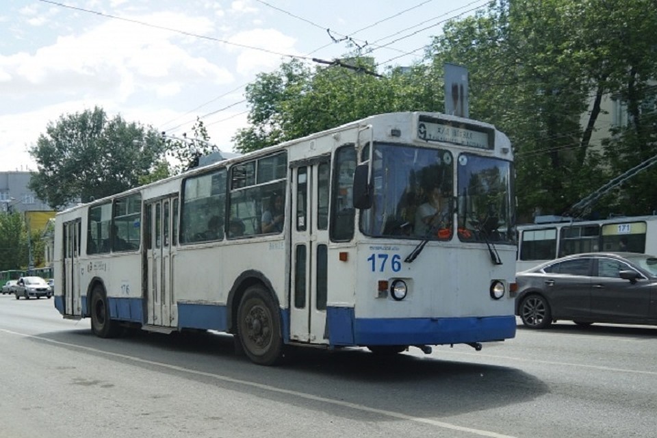 Девушка получила удар током, взявшись за поручень в троллейбусе. Фото: Алексей БУЛАТОВ