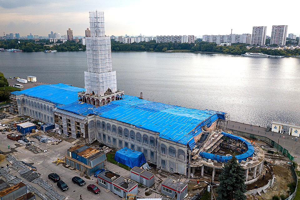 Полным ходом идут работы по реконструкции Северного речного вокзала Москвы.