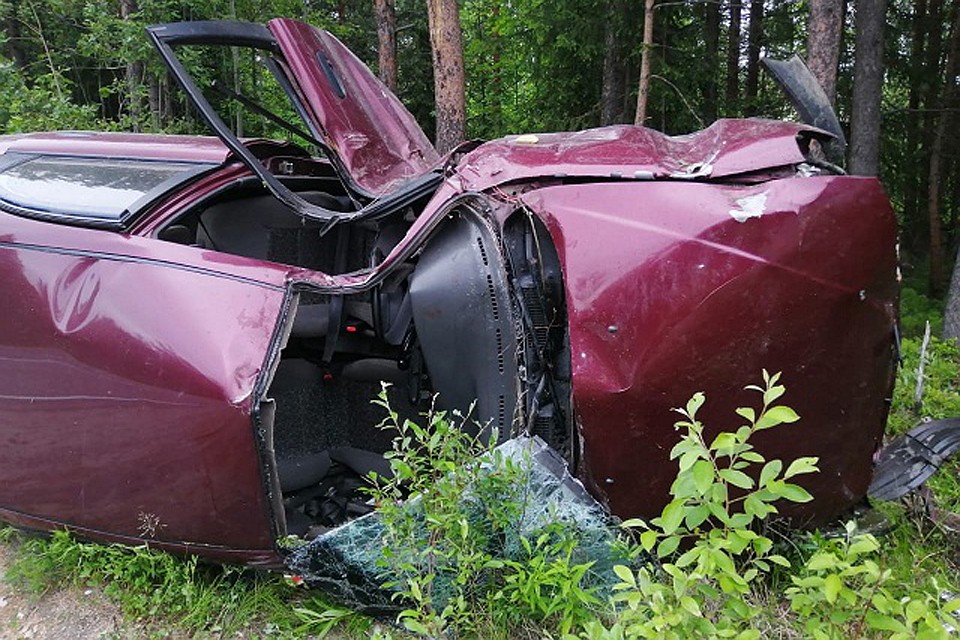 От Chevrolet Lanos осталось груда покореженного металла. Фото: УМВД по Мурманской области