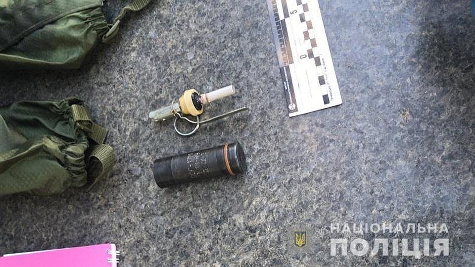 Оперативники изъяли гранату для экспертизы.