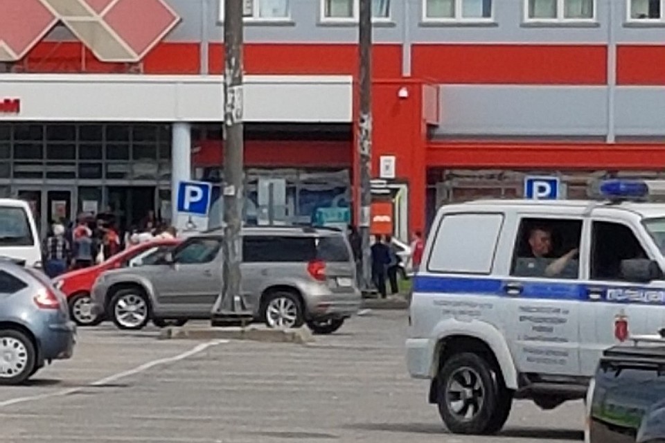 В Петербурге эвакуировали посетителей и сотрудников гипермаркета. Фото: vk.com/spb_today