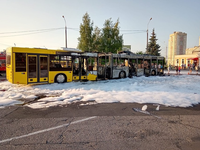 В Минске сгорел автобус. Фото: Никита Семеняко (Фейсбук)