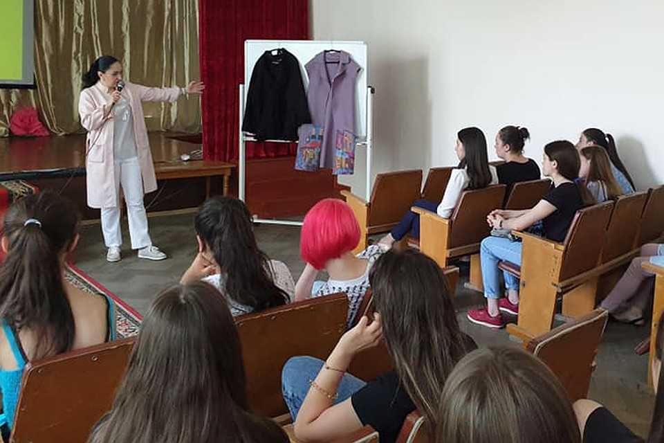Руководитель проекта Алана Бзарова рассказывает про историю происхождения ремесел учащимся 4-го профессионального лицея Владикавказа. Фото: Благодать, Частное социально-культурное учреждение