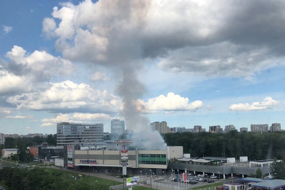 В торговом центре загорелась вентиляция Фото: ДТП и ЧП Петербурга