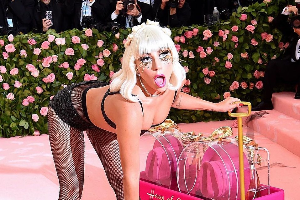 Сибиряки превратили аккаунт певицы в поле "боя". Фото: instagram.com/ladygaga.