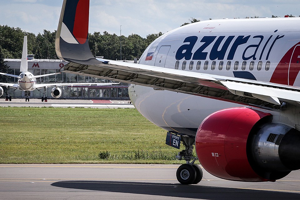 Самолет авиакомпании Azur Air в аэропорту.