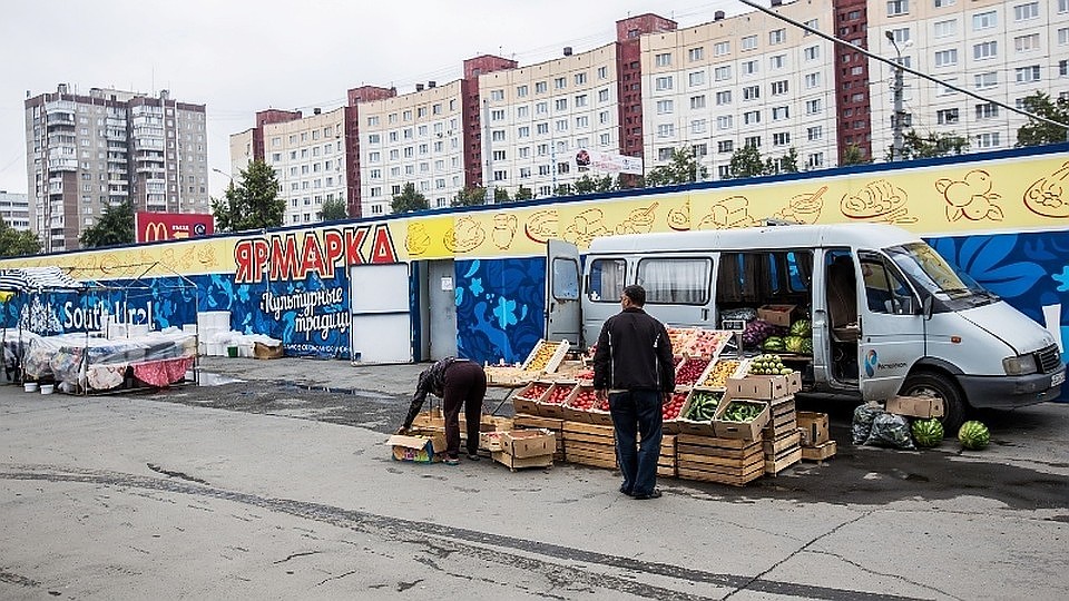 Нелегальную торговлю долгое время прикрывали документами на культурную ярмарку. На деле же это был обычный базар.