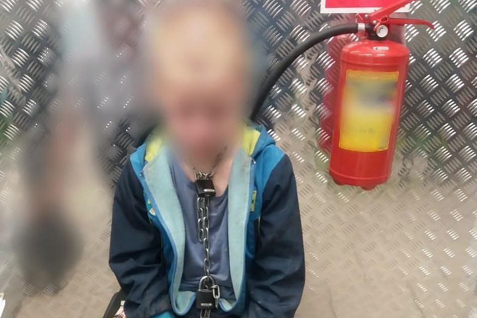 10-летнего Сашу отец посадил на цепь. Фото: полиция Белореченского района