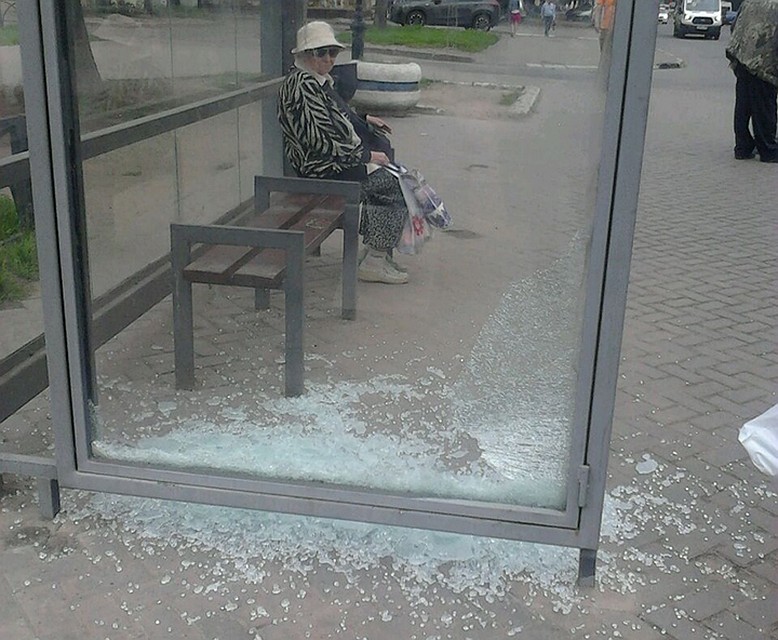 Вандалы разбили стеклянную остановку