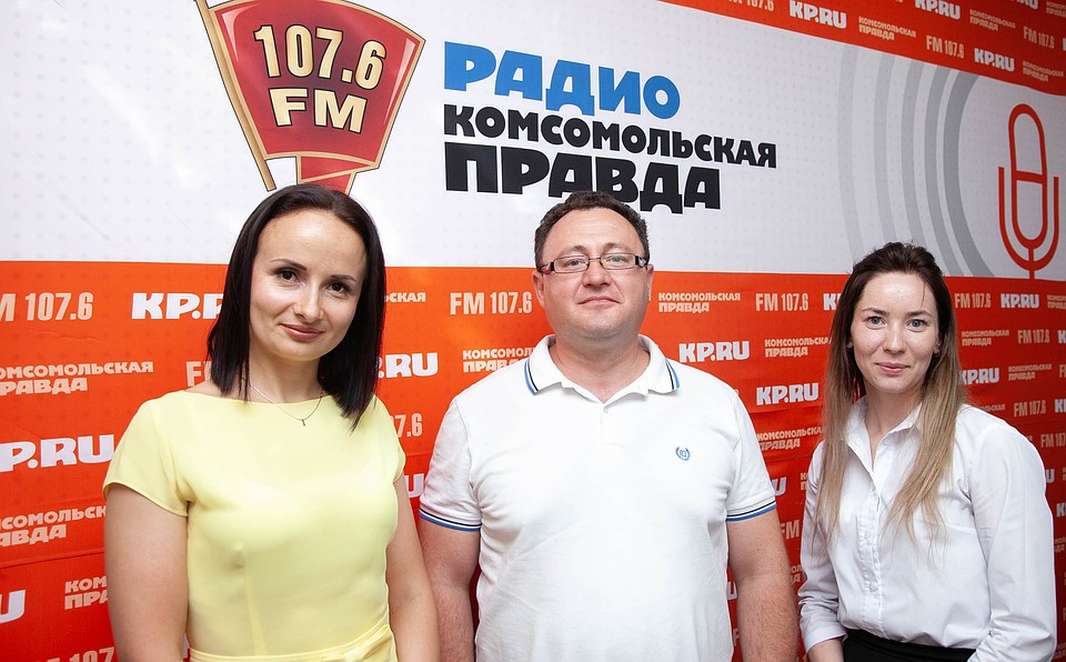 Руководитель отдела продаж девелоперской компании "Талан" Анастасия Шустова, коммерческий директор компании-застройщика "Рентек-Строй" Сергей Медведев и ведущий специалист компании-застройщика "Рентек-Строй" Наталья Дегтева