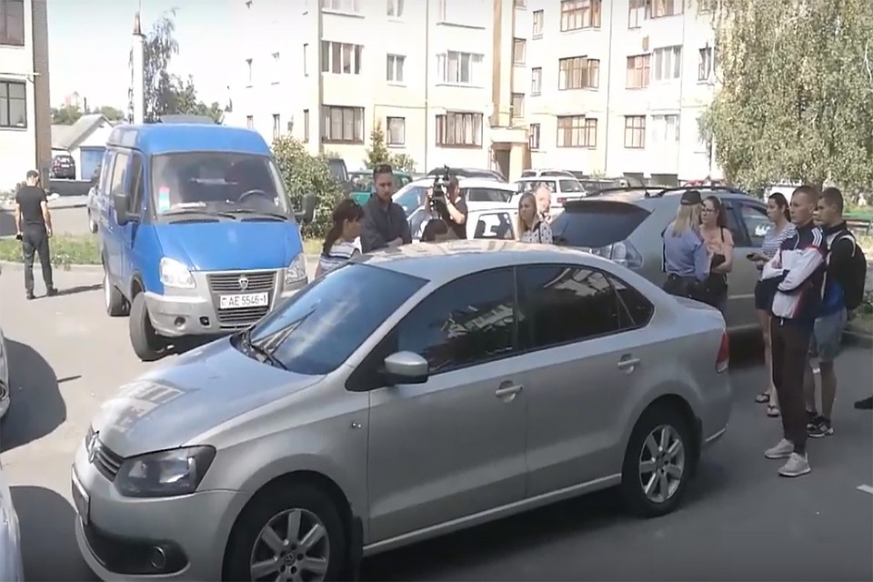 Ребенок провел ночь в этой машине с тонированными стеклами. Фото: скриншот видео «Народный репортер»