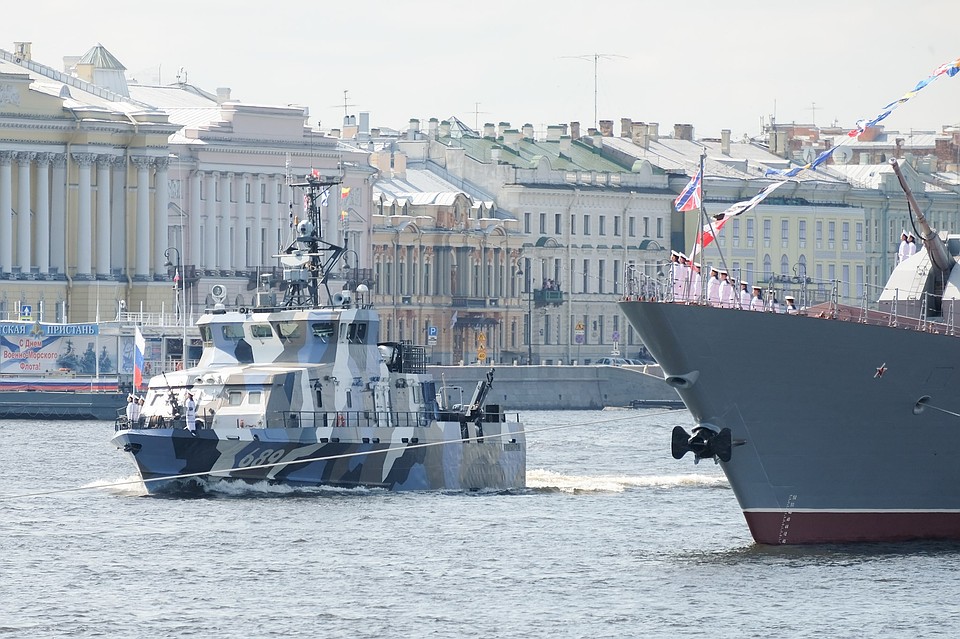 Во время репетиции Парада в честь Дня ВМФ на Неве.