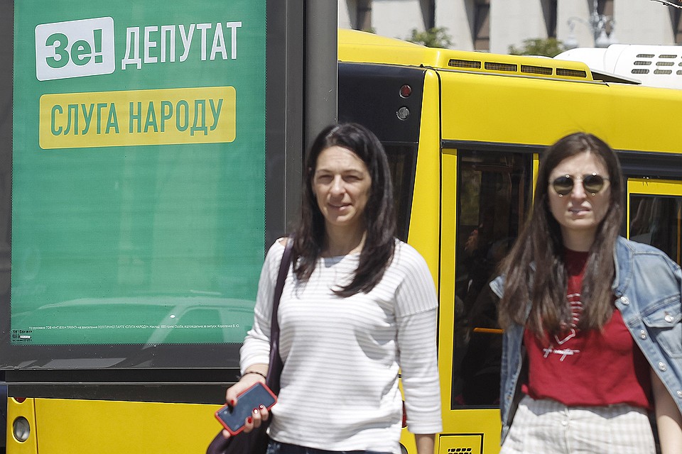 Предвыборный плакат партии президента Украины Владимира Зеленского "Слуга народа". Фото Serg Glovny/ZUMA Wire/ТАСС