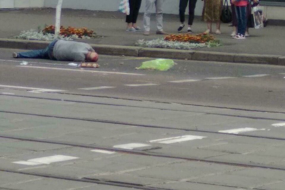 Этот мужчина попал под машину на проспекте Черняховского в Витебске. Если вы его знаете. позвоните в милицию - пострадавший в реанимации, и никто не знает, кто он. Фото: Типичный Витебск, Вконтакте.