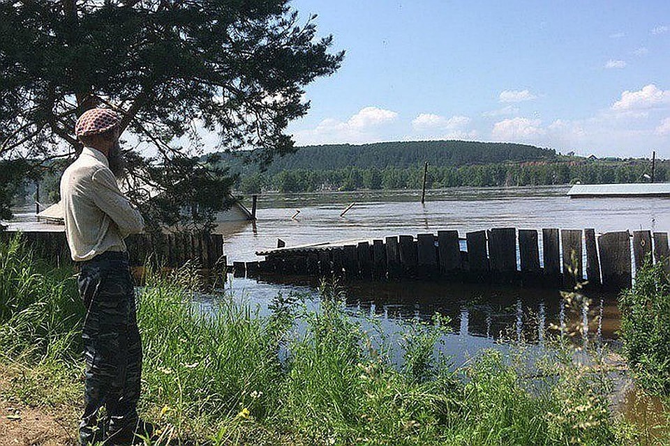 Люди в Тулуне с тревогой глядят на реку.