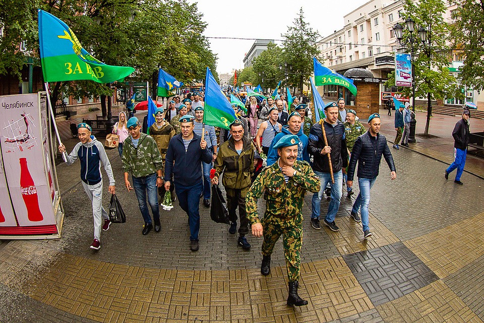 Десантники прошли маршем по Кировке.