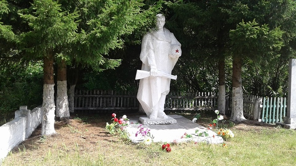 Тюменские чиновники пропололи клумбы на памятнике погибшим воинам. Фото - пресс-служба прокуратуры Тюменской области.