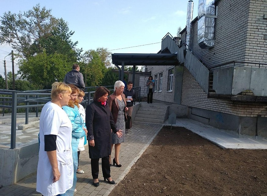 Фото: informpskov.ru. Марина Гаращенко и Татьяна Пахомова проинспектировали обновлённую больницу в Дно