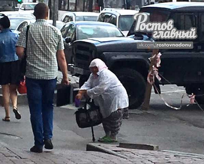 Старушка постоянно стоит на Буденновском с протянутой рукой. Фото: Другой источник:"Ростов Главный.Новости Ростова-на-Дону"/Vk.com