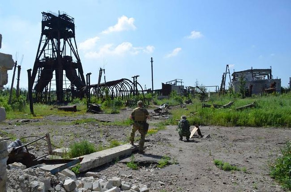 Украинские военные режут на металл оборудование шахты «Бутовка-Донецкая». Фото: Фейсбук