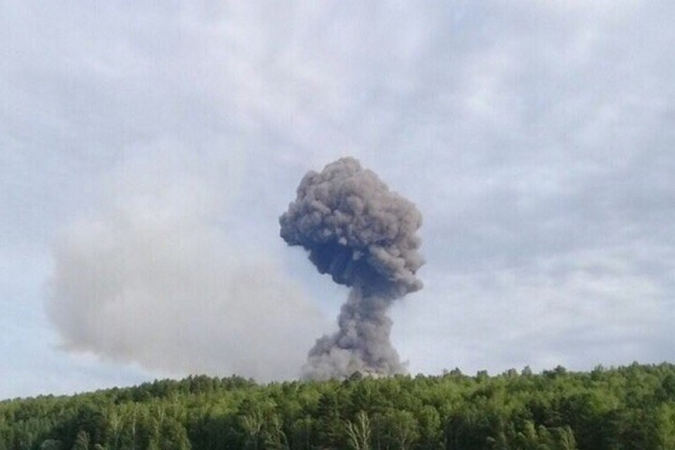 На горящем складе боеприпасов в Красноярском крае хранилось около 40 тысяч снарядов. Соцсети