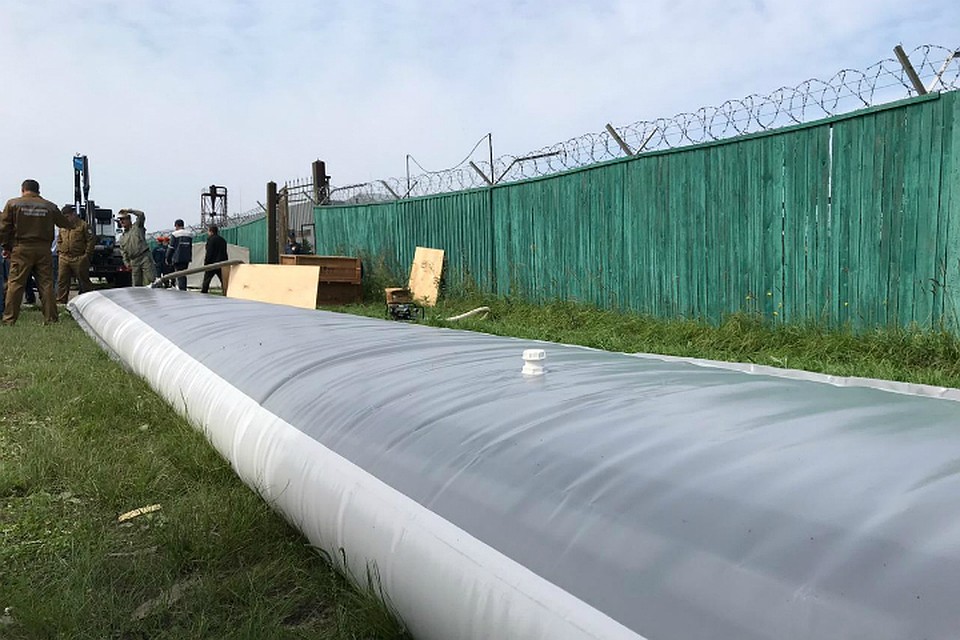 В Комсомольске тренировались разворачивать водоналивную дамбу ФОТО: Кузина Елена