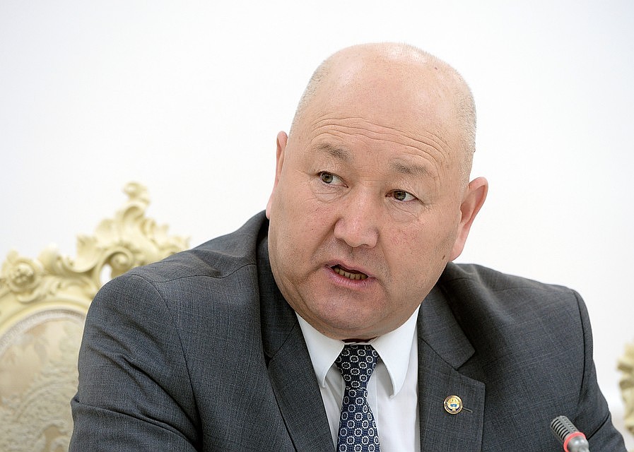 Вице-премьер считает, что все споры должны решаться в правовом русле, не переводя бытовую ситуацию в политическую плоскость.