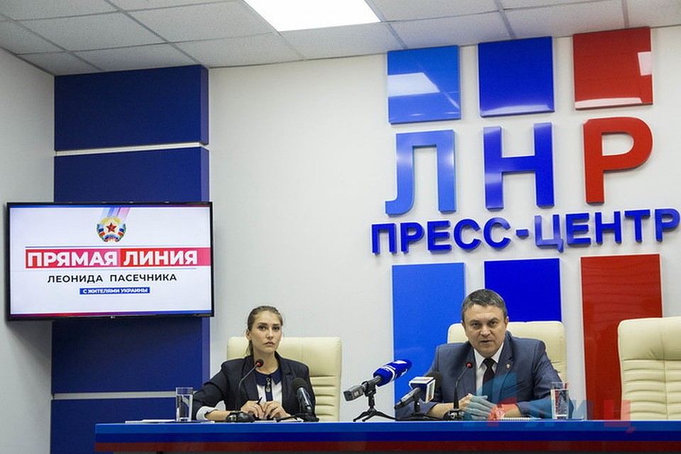 Леонид Пасечник отвечает на вопросы жителей Украины. Фото: lug-info.com