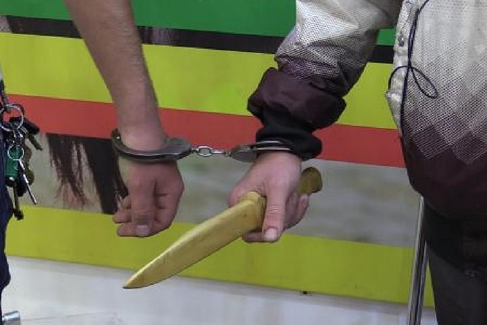 Мужчина обвиняется по статье 174, части второй УК ДНР (разбой, совершенный с применением оружия). Фото: mvddnr.ru
