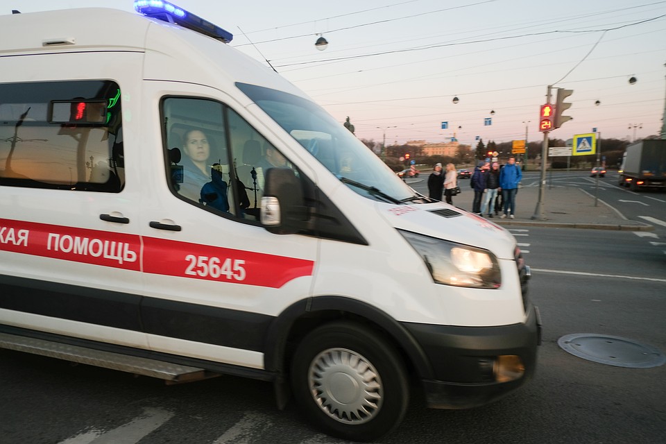 Автомобилисты Петербурга пропустили скорую через густую пробку