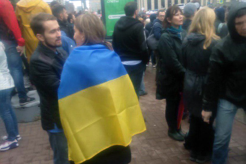 На митинг в Москве группа людей пришла с флагом Украины