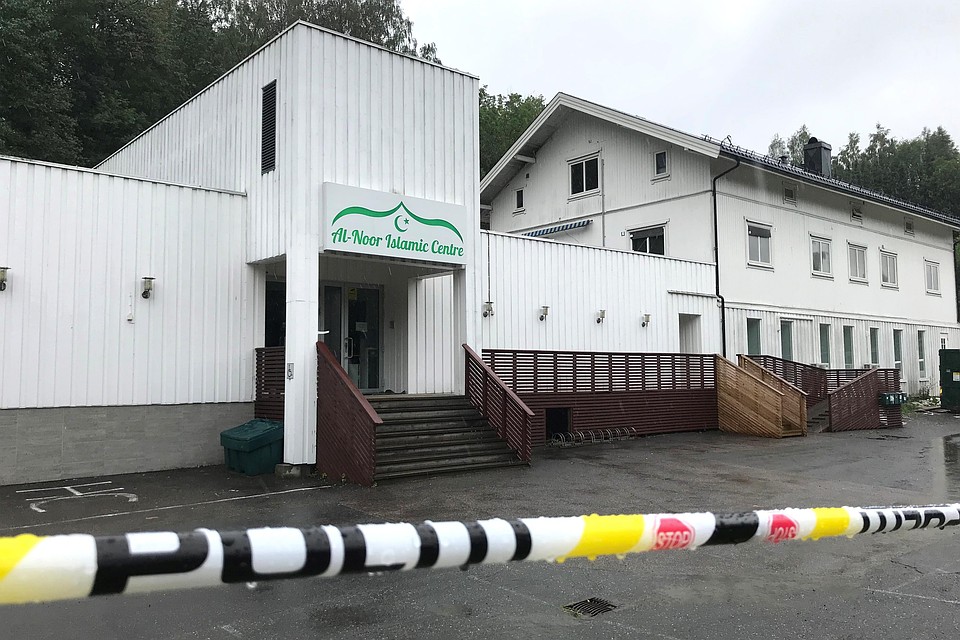 В пригороде Осло мужчина открыл стрельбу в мечети