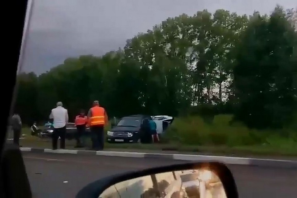 В Красноярском крае по вине водителя внедорожника пострадали 5 человек. Стоп-кадр видео "ЧП Лесосибирск"