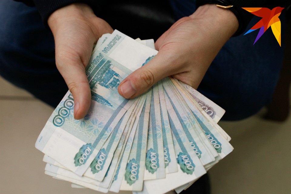 Омичка в общей сложности перевела аферистам почти 400 тысяч.