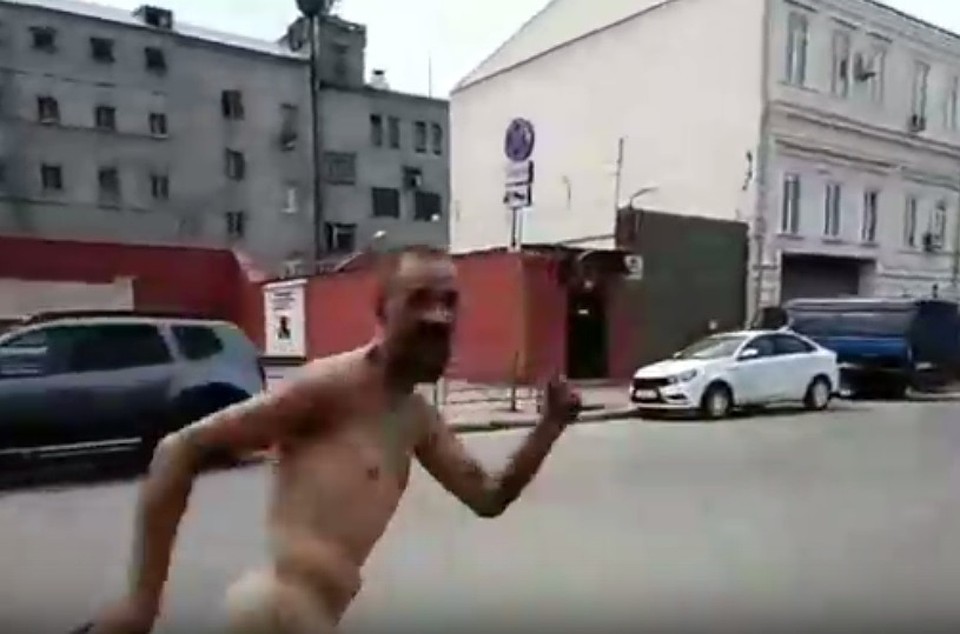 Голый мужчина бродил неподалеку от зданий управлений ФСБ и СК