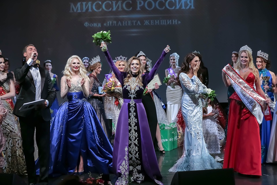 Анна Митрофанова (в центре) - мать троих прекрасных детишек