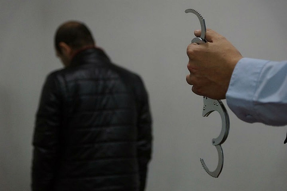 Сорвал золотую цепочку: трое школьников в Иркутске поймали уличного вора