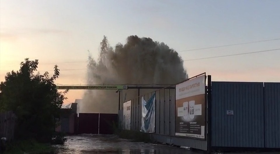 В Тюмени появился новый фонтан: трубу прорвало.