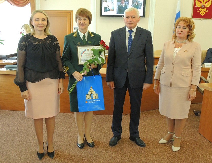 Марина Чекунова, Александр Рыбаков и Надежда Сухарникова торжественно вручили новаторам и передовикам производства свидетельства о занесении на "Галерию Славы" Владимирской области