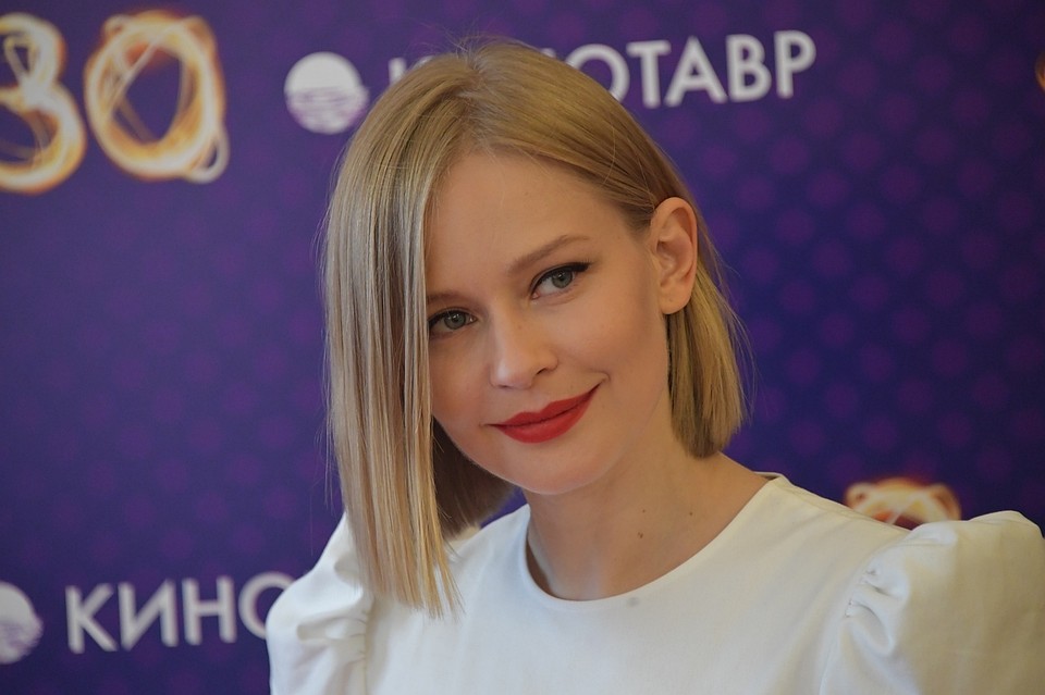 С большим теплом рассказывает актриса о своем детстве в Пскове.