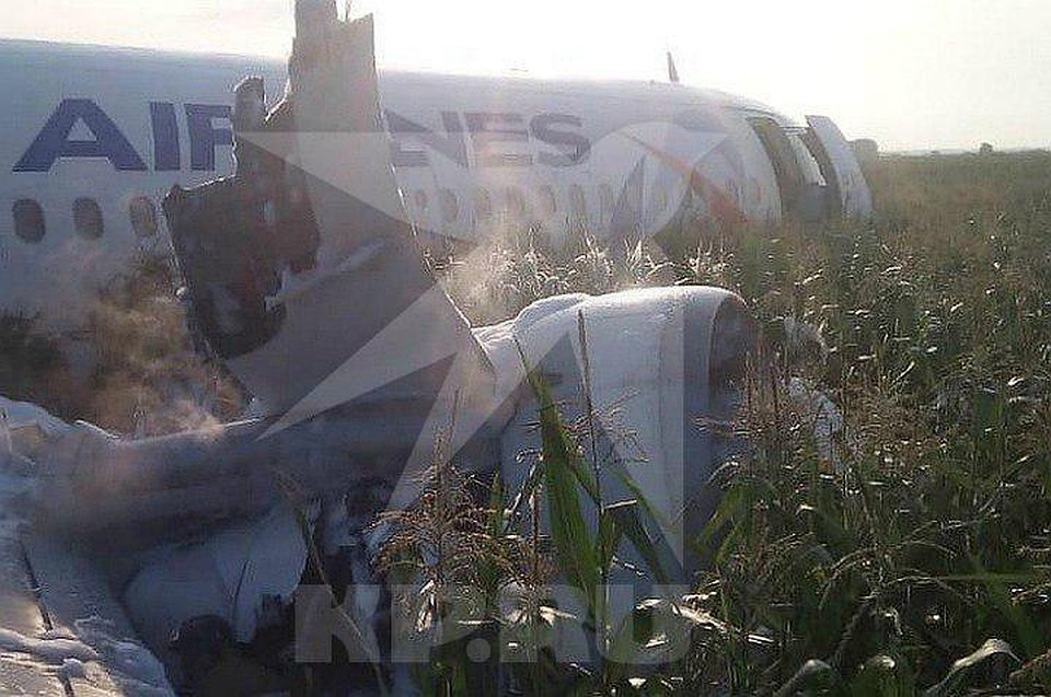 На борту воздушного судна находились больше 200 человек