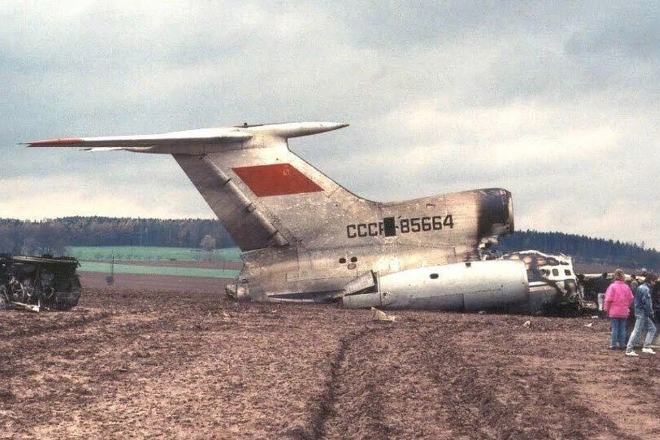 17 ноября 1990 г из швейцарского Базеля в Москву вылетел Ту-154 с 17 тоннами американских сигарет. Бортовой номер 85664. На высоте 10 тысяч метров начался пожар на борту17 ноября 1990 г из швейцарского Базеля в Москву вылетел Ту-154 с 17 тоннами американских сигарет. Бортовой номер 85664. На высоте 10 тысяч метров начался пожар на борту.