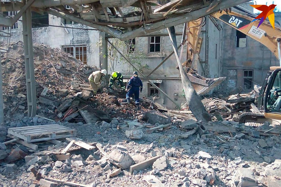 В Волхове обрушилось здание, под завалами могут находиться люди.