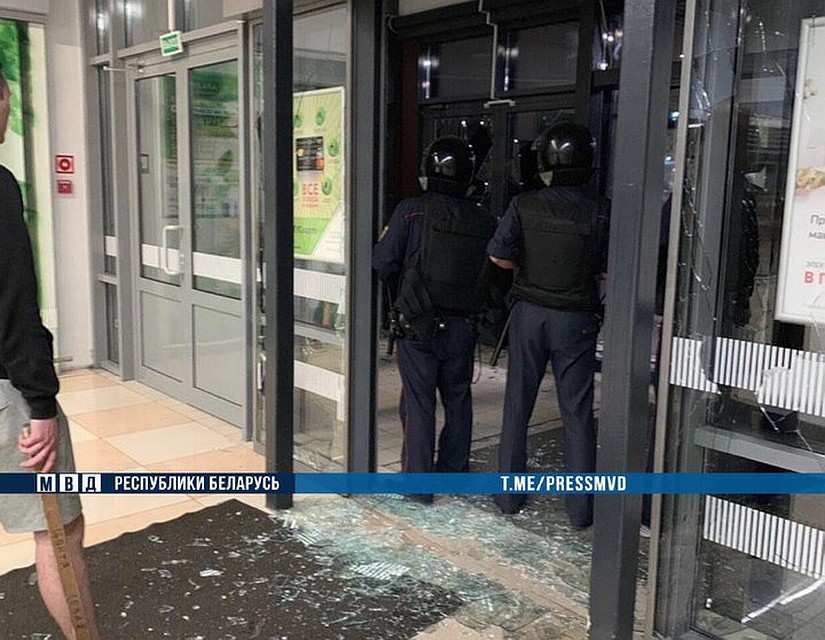 В Бресте 18-летний парень топором разгромил гипермаркет.